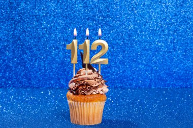 Doğum gününü veya yıldönümünü kutlamak için numara 112 olan Cupcake
