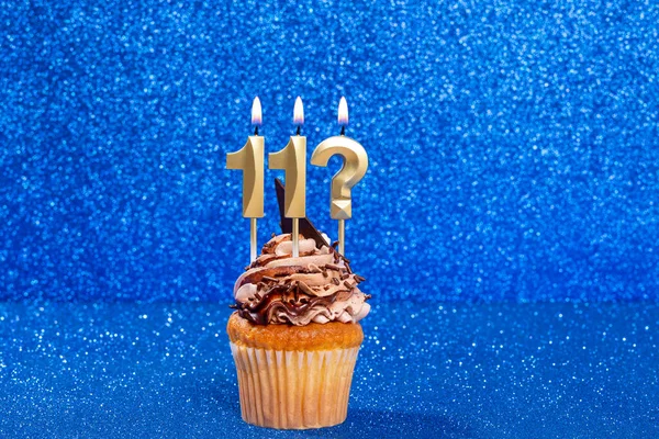 Doğum gününü ya da yıldönümünü kutlamak için sayısı olan kek, 11 numara ve soru işareti..