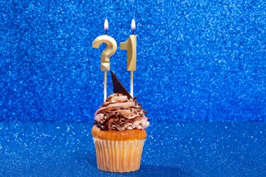 Doğum günü veya yıldönümü kutlaması için sayısı olan kek, soru işareti ve 1