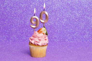 Doğum gününü veya yıldönümünü kutlayan numara 90 olan Cupcake