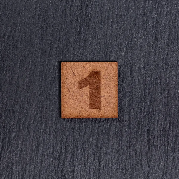 Número Azulejos Quadrados Madeira Número Fundo Pedra Preta — Fotografia de Stock