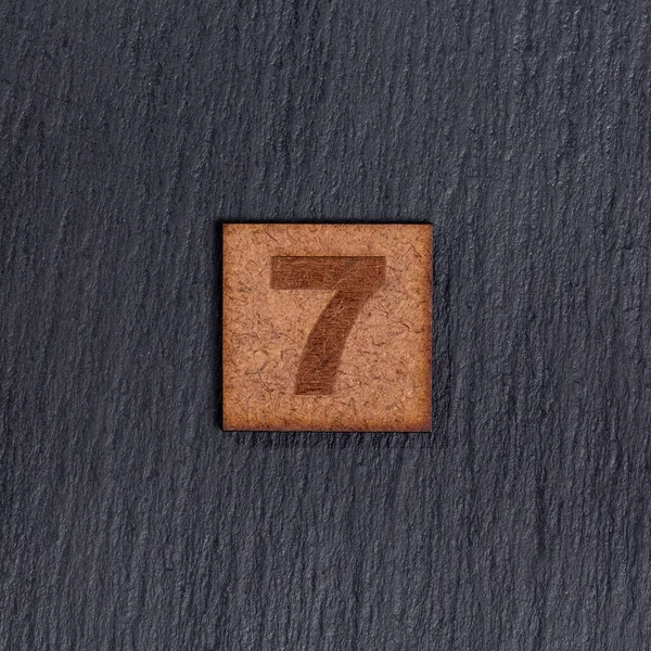 Zahl Quadratischen Holzfliesen Zahl Auf Schwarzem Stein Hintergrund — Stockfoto