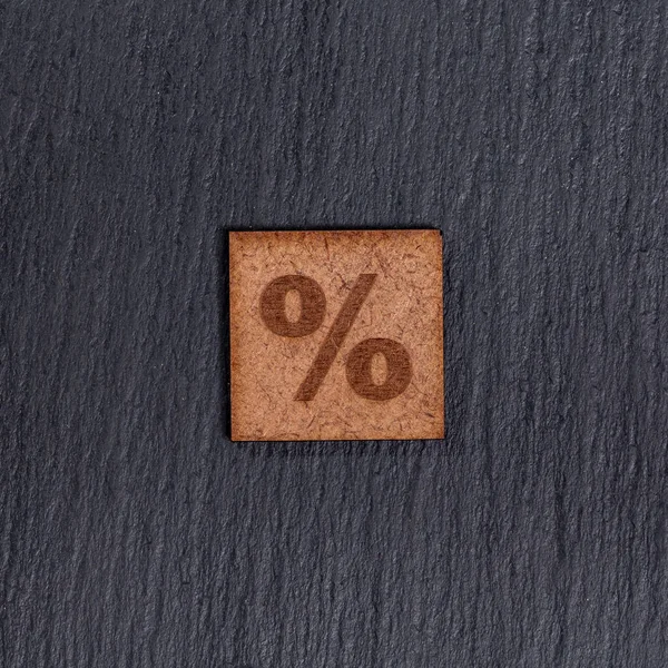 Sinal Percentual Azulejos Quadrados Madeira Símbolo Fundo Pedra Preta — Fotografia de Stock