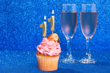 Doğum günü veya yıldönümü kutlaması için sayısı olan kek; 11 numara.