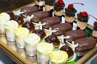 Sosyal Etkinlikler: Misafirler için Bireysel Tatlı Masası