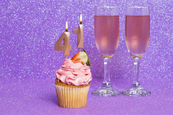 Cupcake Αριθμό Και Ποτήρια Κρασί Για Γενέθλια Επετειακή Γιορτή Αριθμός — Φωτογραφία Αρχείου