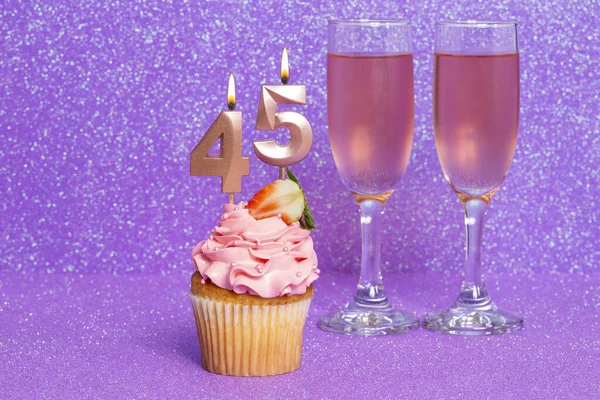 기념일 축하를 포도주를 그리고 유리를 컵케이크 — 스톡 사진