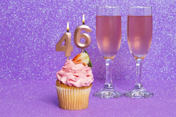 Cupcake Avec Nombre Les Lunettes Avec Vin Pour Anniversaire Célébration — Photo