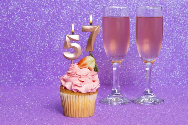 기념일 축하를 포도주를 그리고 유리를 컵케이크 — 스톡 사진