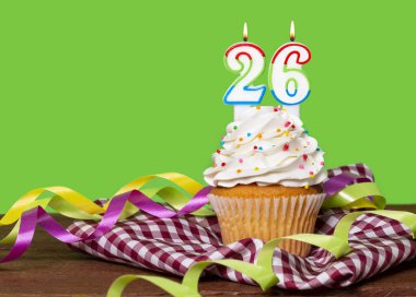 Doğum günü ya da yıldönümü kutlaması sayısı 26 olan Cupcake..