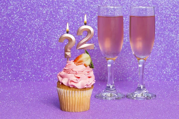 Cupcake Αριθμό Και Ποτήρια Κρασί Για Γενέθλια Επετειακή Γιορτή — Φωτογραφία Αρχείου