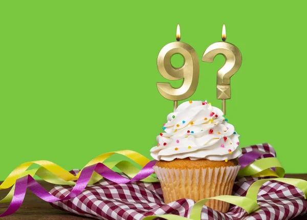 Pastel Cumpleaños Con Vela Número Signo Interrogación Sobre Fondo Verde — Foto de Stock