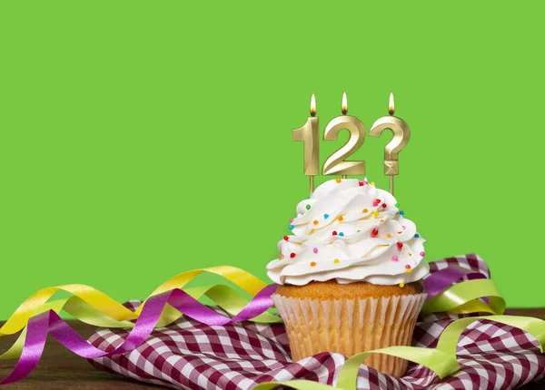 Geburtstagstorte Mit Kerze Nummer Und Fragezeichen Auf Grünem Hintergrund — Stockfoto
