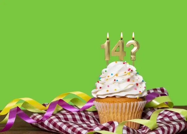 День Рождения Торт Свечой Номер Знак Вопроса Зеленом Фоне — стоковое фото