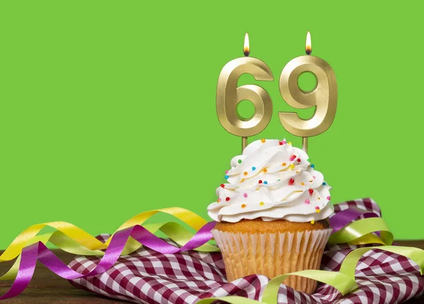 带有烛台69号的生日蛋糕 绿色背景 — 图库照片