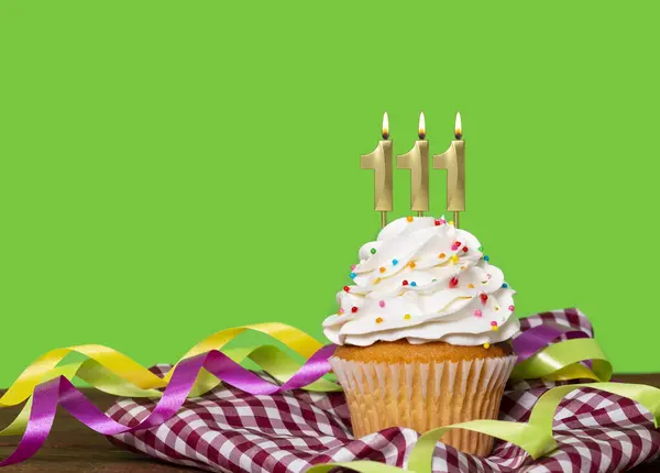 キャンドルナンバー111の誕生日ケーキ グリーンバックグラウンド — ストック写真