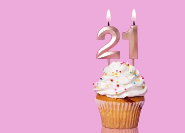 21 Numaralı Mumlu Doğum Günü Pastası Pembe Arkaplanda.