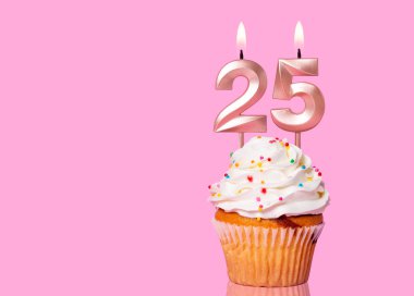 25 Numaralı Mumlu Doğum Günü Pastası Pembe Arkaplanda.