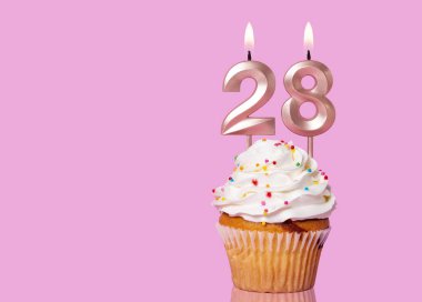 28 Numaralı Mumlu Doğum Günü Pastası Pembe Arkaplanda.