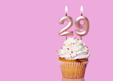 29 Numaralı Mumlu Doğum Günü Pastası Pembe Arkaplanda.