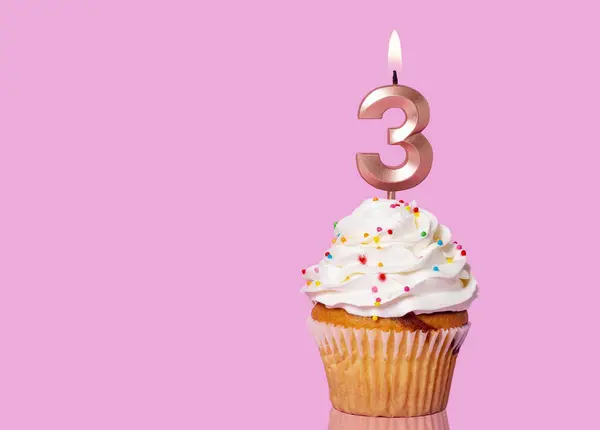 キャンドルナンバー3の誕生日ケーキ ピンクの背景 — ストック写真