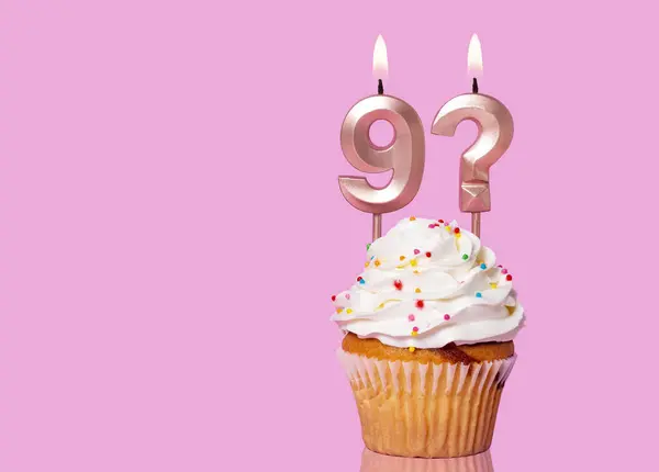 Pastel Cumpleaños Con Vela Número Signo Interrogación Sobre Fondo Rosa —  Fotos de Stock