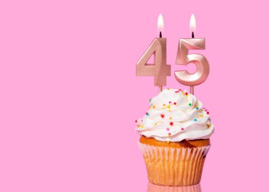 45 Numaralı Mumlu Doğum Günü Pastası Pembe Arkaplanda.