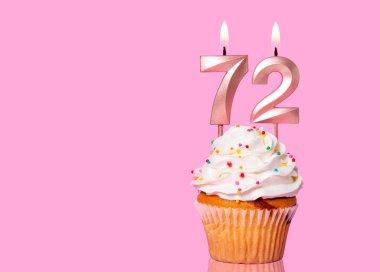 Pembe Arkaplanda 72 Numaralı Mumlu Doğum Günü Pastası.