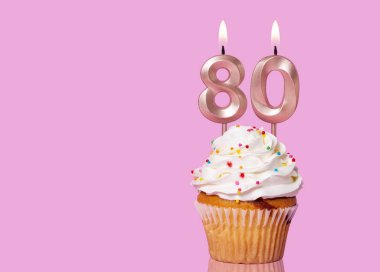 80 Numaralı Mumlu Doğum Günü Pastası Pembe Arkaplanda.