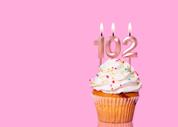 День Рождения Торт Свечой Номер 102 Розовом Фоне — стоковое фото