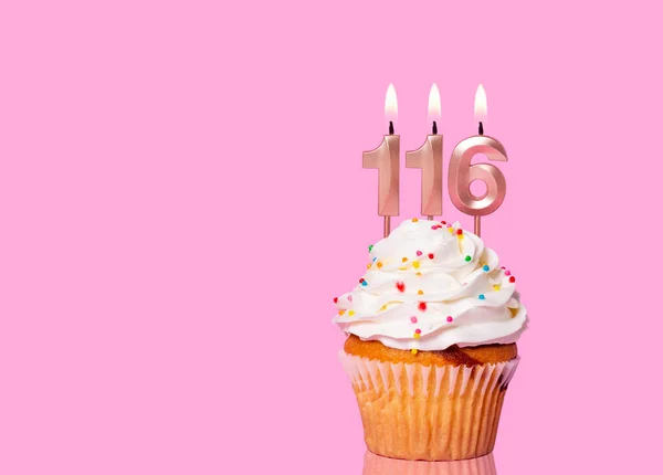 带有蜡烛编号116的生日蛋糕 粉红背景 — 图库照片