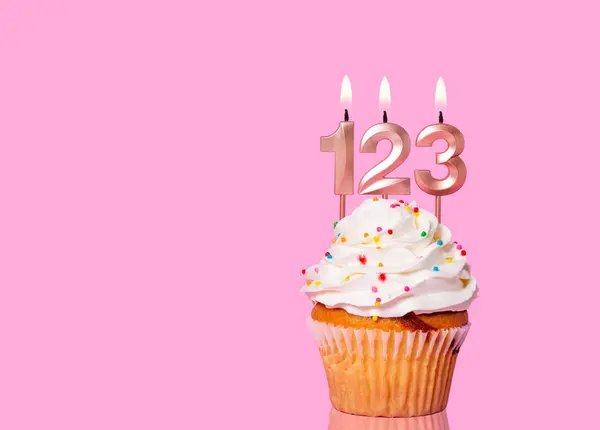 День Рождения Торт Свечой Номер 123 Розовом Фоне — стоковое фото
