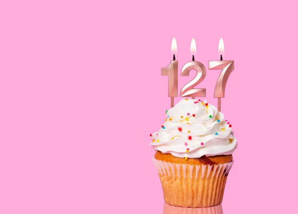 День Рождения Торт Свечой Номер 127 Розовом Фоне — стоковое фото