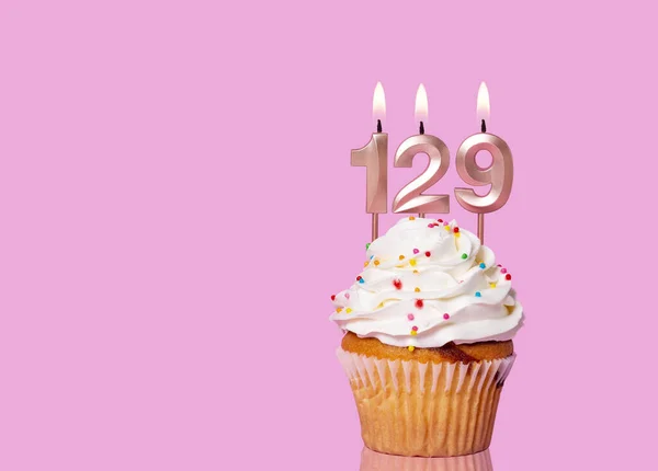 Geburtstagstorte Mit Kerze Nummer 129 Auf Rosa Hintergrund — Stockfoto