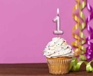 1 Numaralı Mumlu Doğum Günü Pastası - Pembe Arkaplanda.