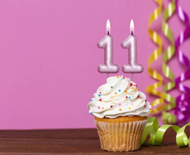 11 Numaralı Mumlu Doğum Günü Pastası - Pembe Arkaplanda.