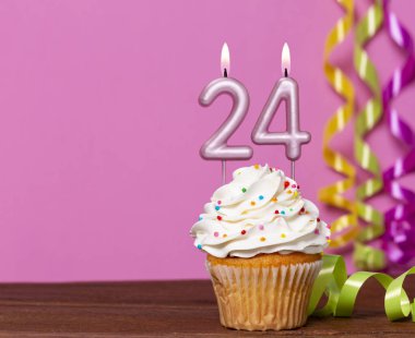 24 Numaralı Mumlu Doğum Günü Pastası Pembe Arkaplanda.