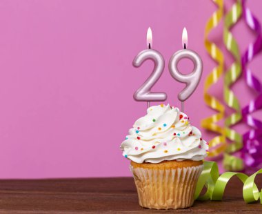 29 Numaralı Mumlu Doğum Günü Pastası Pembe Arkaplanda.