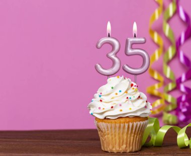 35 Numaralı Mumlu Doğum Günü Pastası Pembe Arkaplanda.