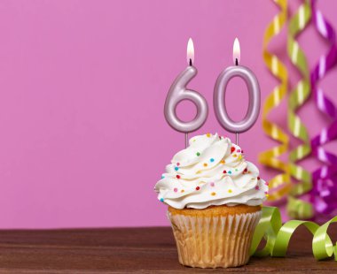 60 Numaralı Mumlu Doğum Günü Pastası - Pembe Arkaplanda.