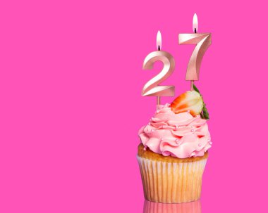 27 Numaralı Mumlu Doğum Günü Keki Sıcak Pembe Arkaplanda.