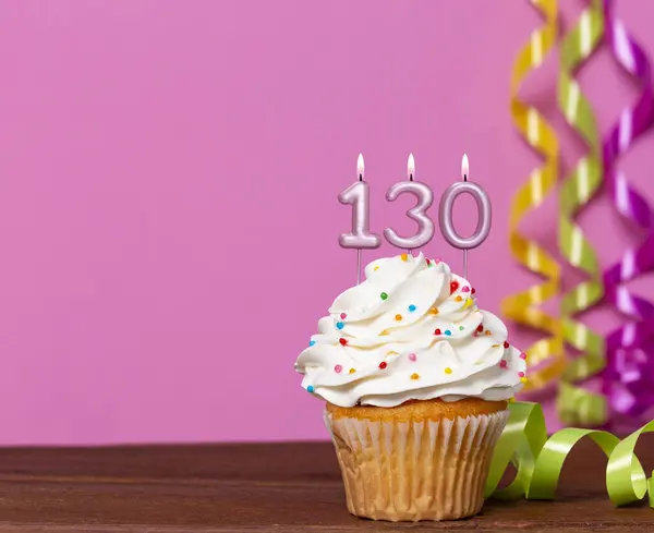 Geburtstagstorte Mit Kerze Nummer 130 Auf Rosa Hintergrund — Stockfoto