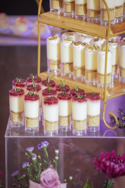 partinin resepsiyonu için tatlılar bireysel sunum