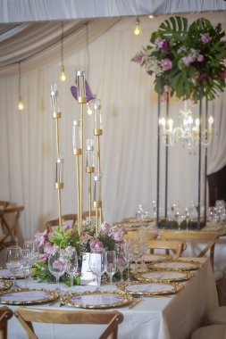 Bir etkinlik ya da düğün resepsiyonu için dekore edilmiş oturma odası..