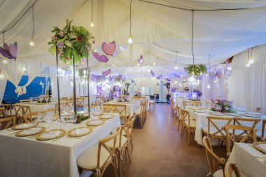 Bir etkinlik ya da düğün resepsiyonu için dekore edilmiş oturma odası..