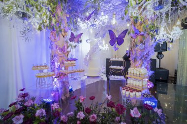 Tatlılar, tatlılar ve kek ile Tablo, resepsiyon için dekore edilmiş masa.