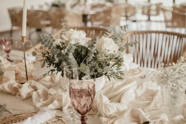 Bir Olay ya da Düğün Resepsiyonu için Masa Dekorasyonu.