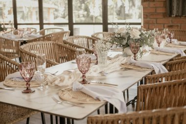 Bir Olay ya da Düğün Resepsiyonu için Masa Dekorasyonu.