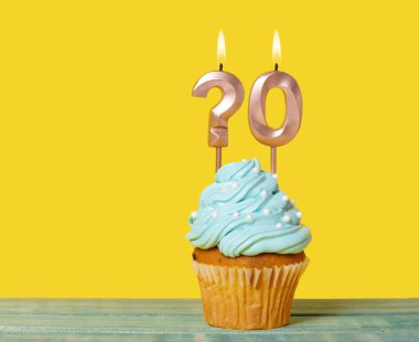 Mum Sorusu İşaretli Doğum Günü Pastası ve Sarı Arkaplanda 0 Numara.