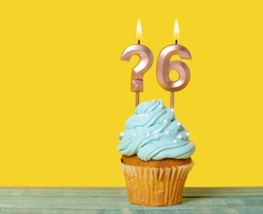 Mum Sorusu İşaretli Doğum Günü Pastası ve Sarı Arkaplanda 6 Numara.